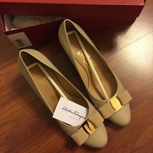 Salvatore Ferragamo Vara Bow pump Size 6.5